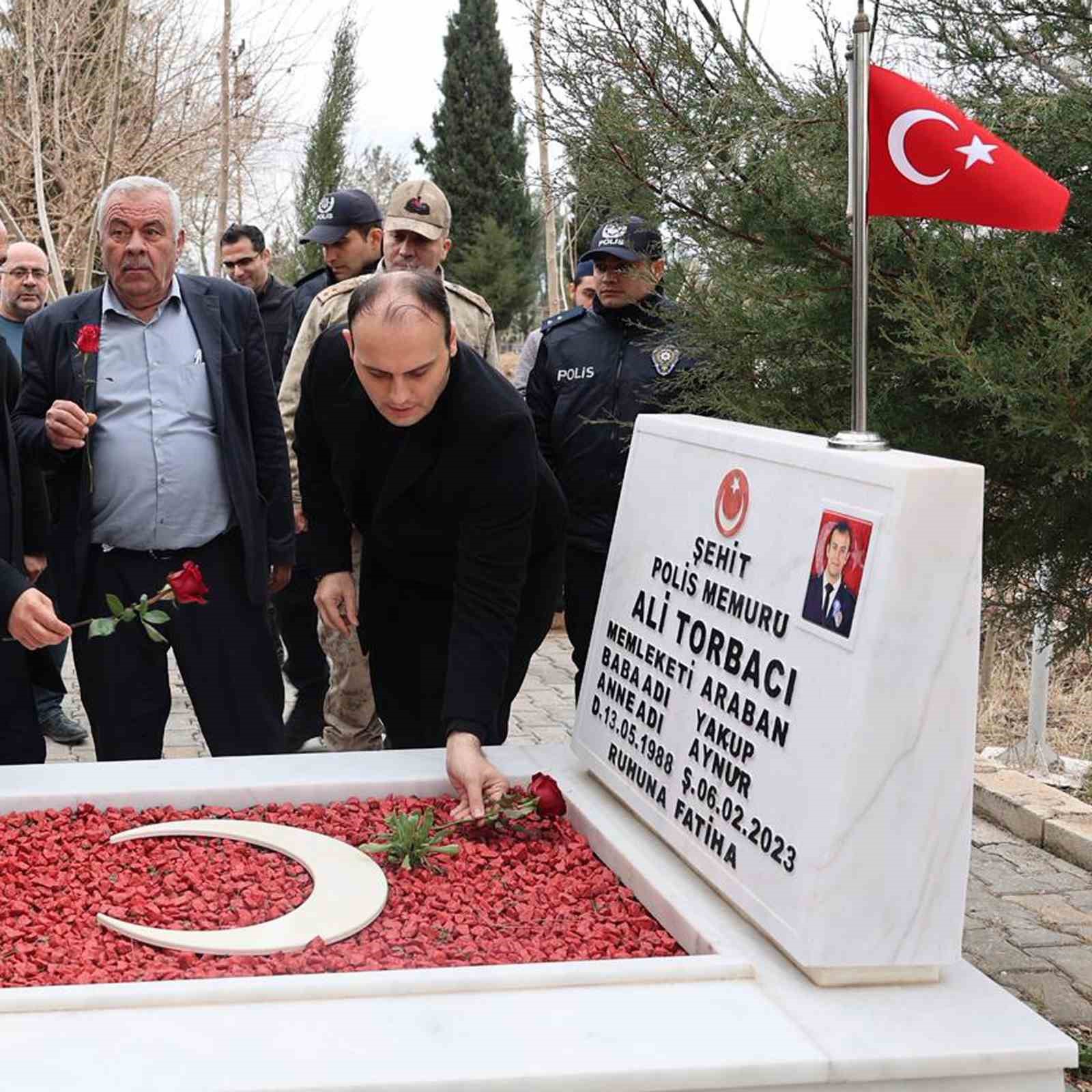 Deprem şehidi polis memuru Ali Torbacı, mezarı başında anıldı
