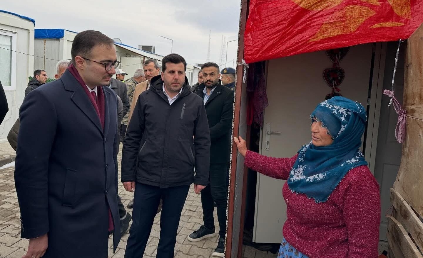 Deprem şehitleri kabirleri başında dualarla anıldı
