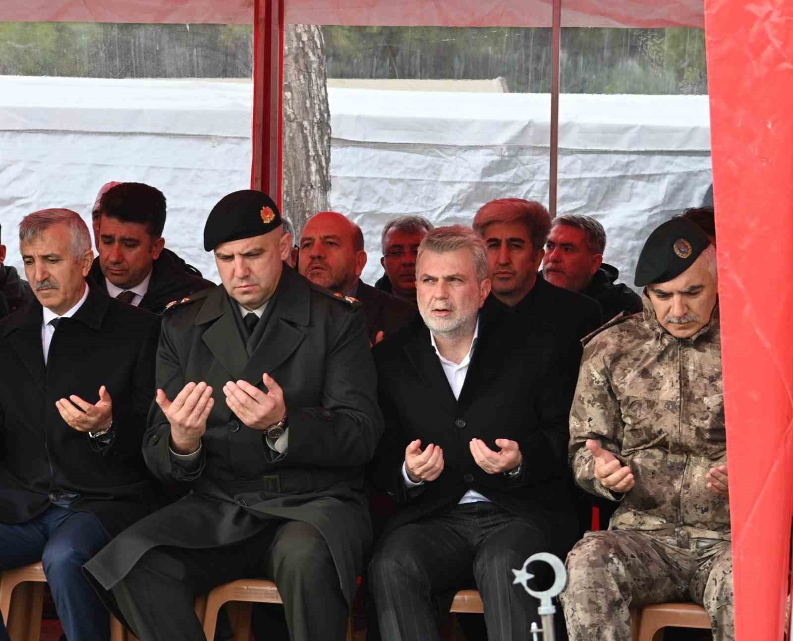 Deprem şehitleri kabri başında dualarla yad edildi
