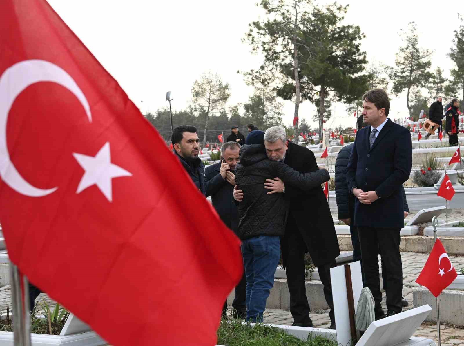 Deprem şehitleri kabri başında dualarla yad edildi
