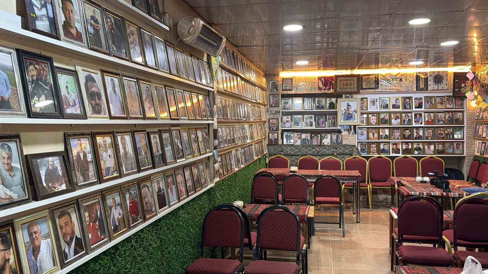 Deprem şehitlerinin fotoğrafları 3 yıldır çay ocağının duvarında asılı
