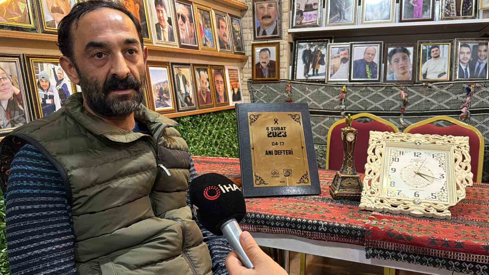 Deprem şehitlerinin fotoğrafları 3 yıldır çay ocağının duvarında asılı
