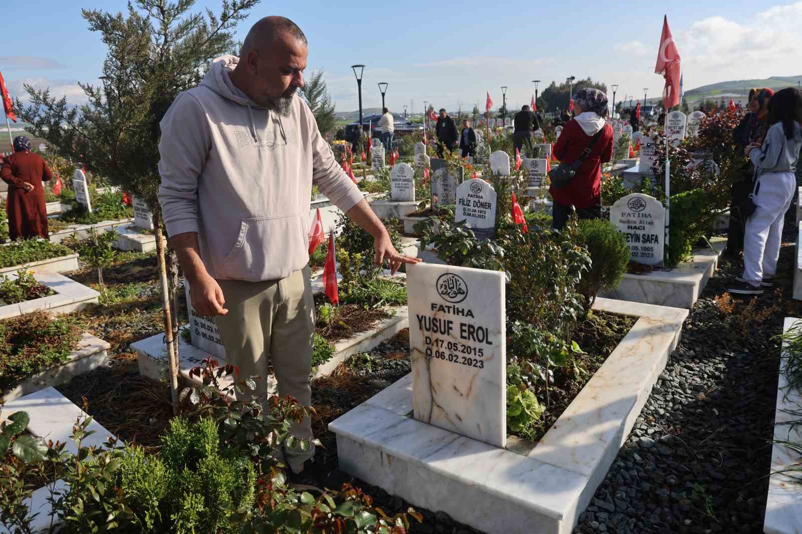 Deprem şehitliğinde hüzünlü bayram
