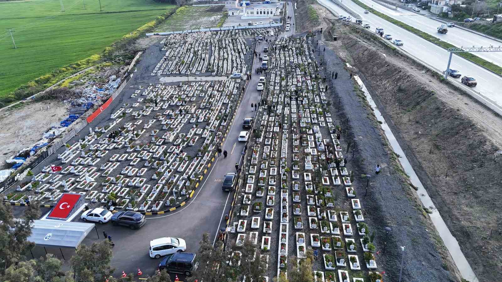 Deprem şehitliğinde hüzünlü bayram
