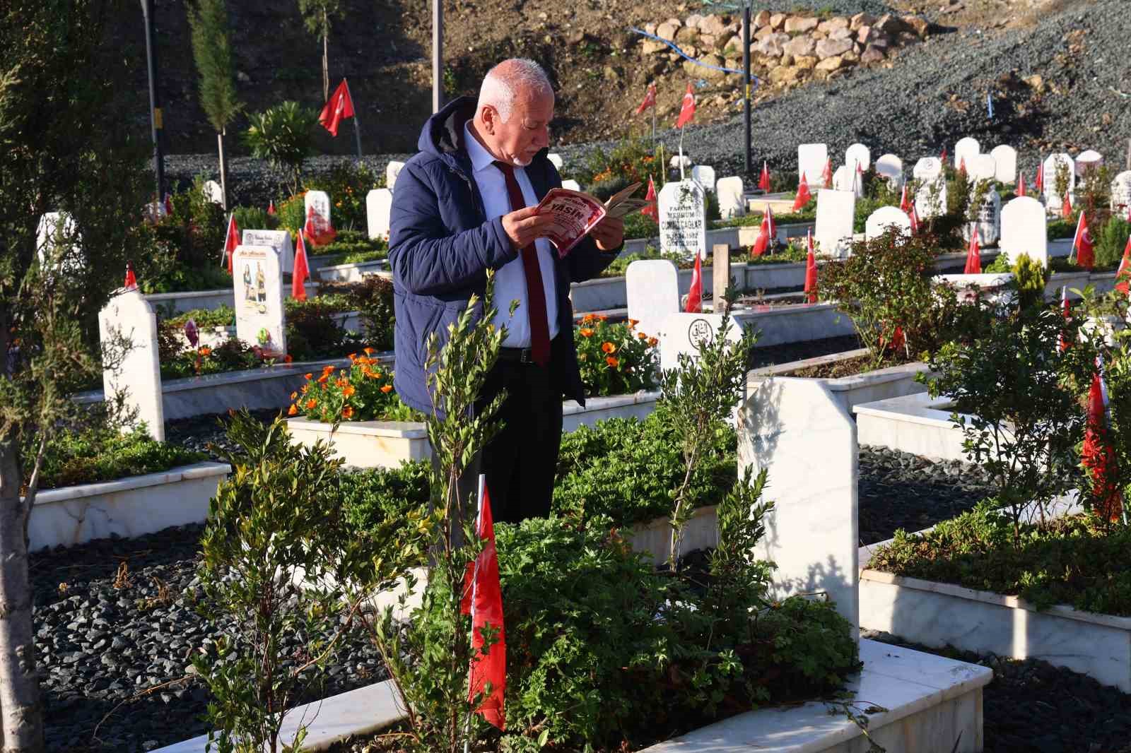Deprem şehitliğinde hüzünlü bayram
