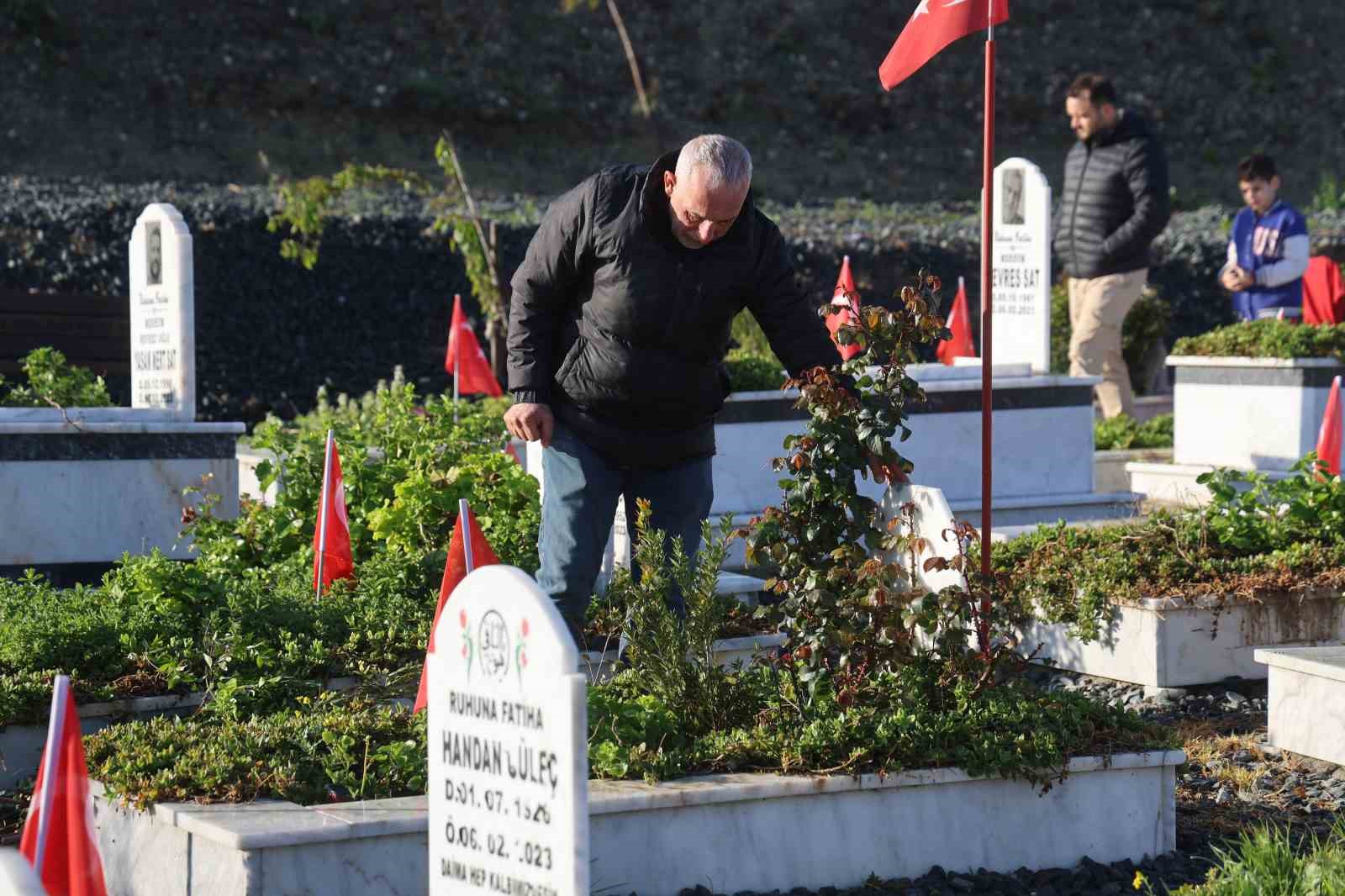 Deprem şehitliğinde hüzünlü bayram
