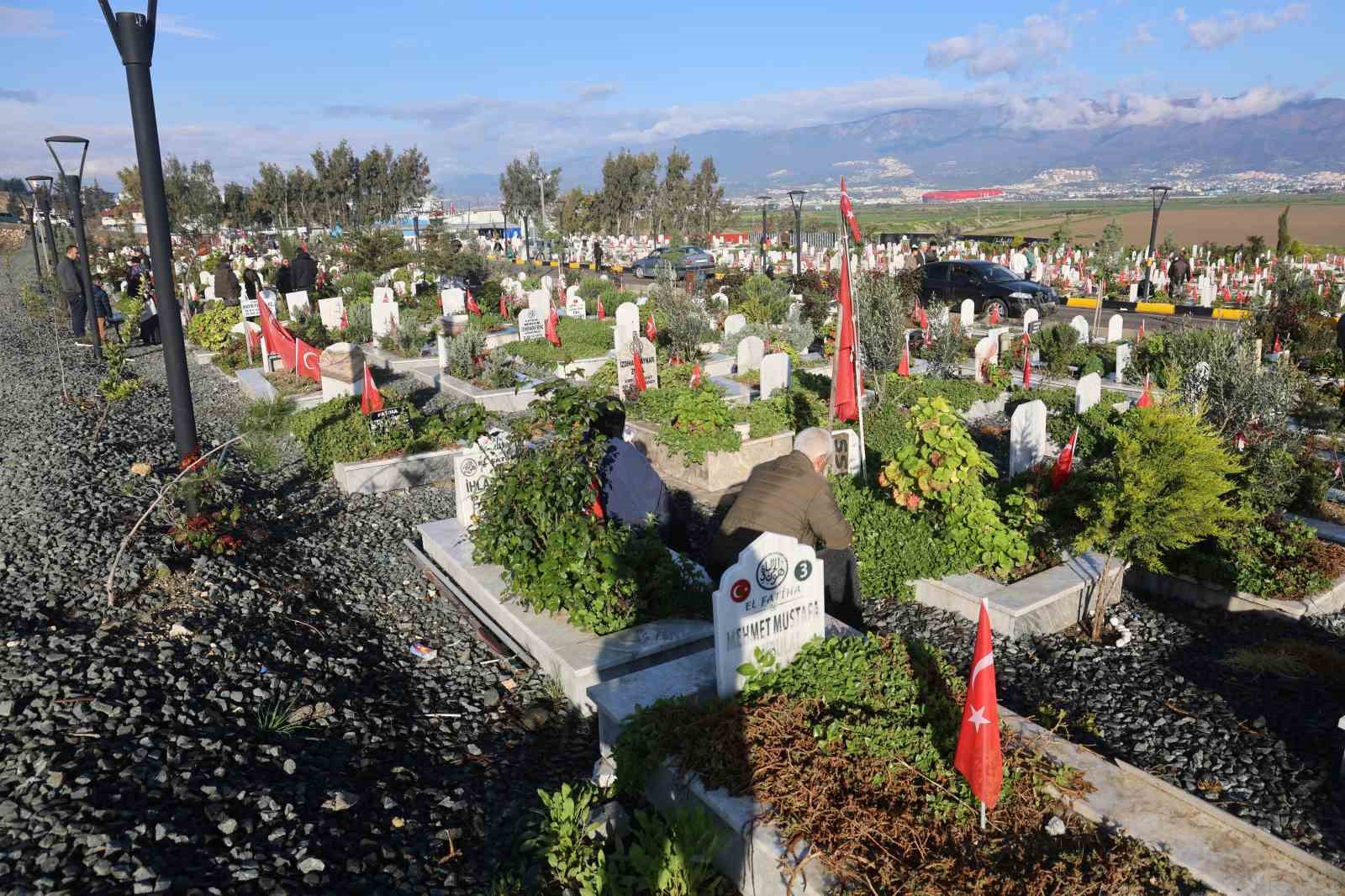 Deprem şehitliğinde hüzünlü bayram
