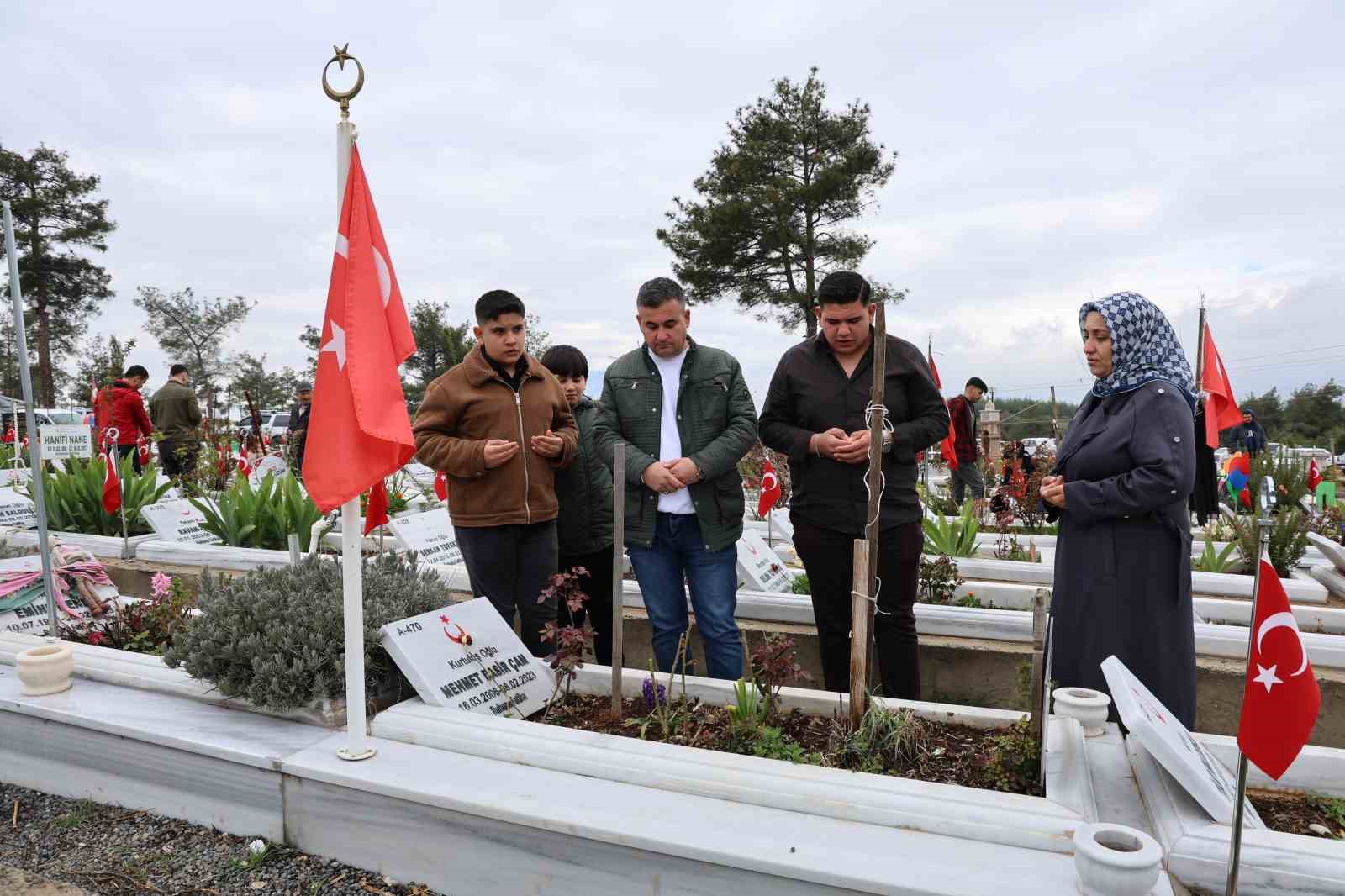 Deprem şehitliğinde hüzünlü bayram
