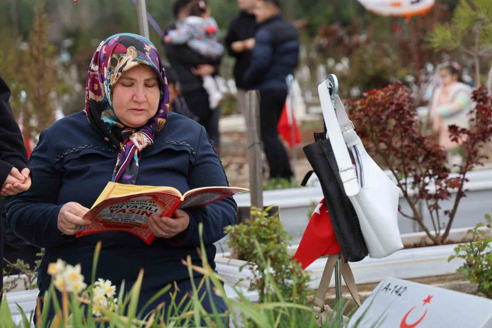 Deprem şehitliğinde hüzünlü bayram
