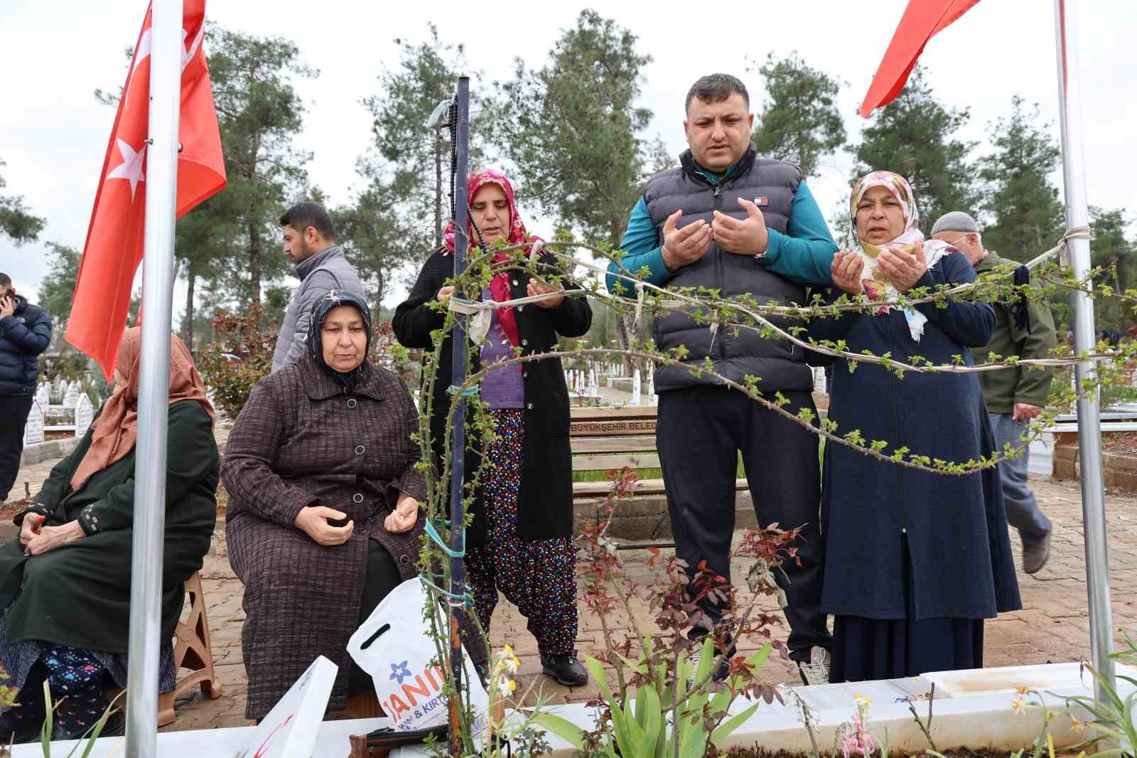 Deprem şehitliğinde hüzünlü bayram
