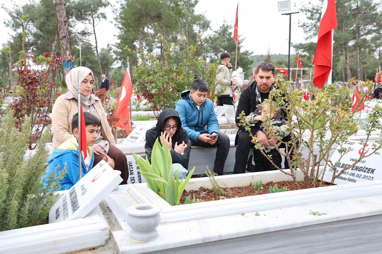 Deprem şehitliğinde hüzünlü bayram
