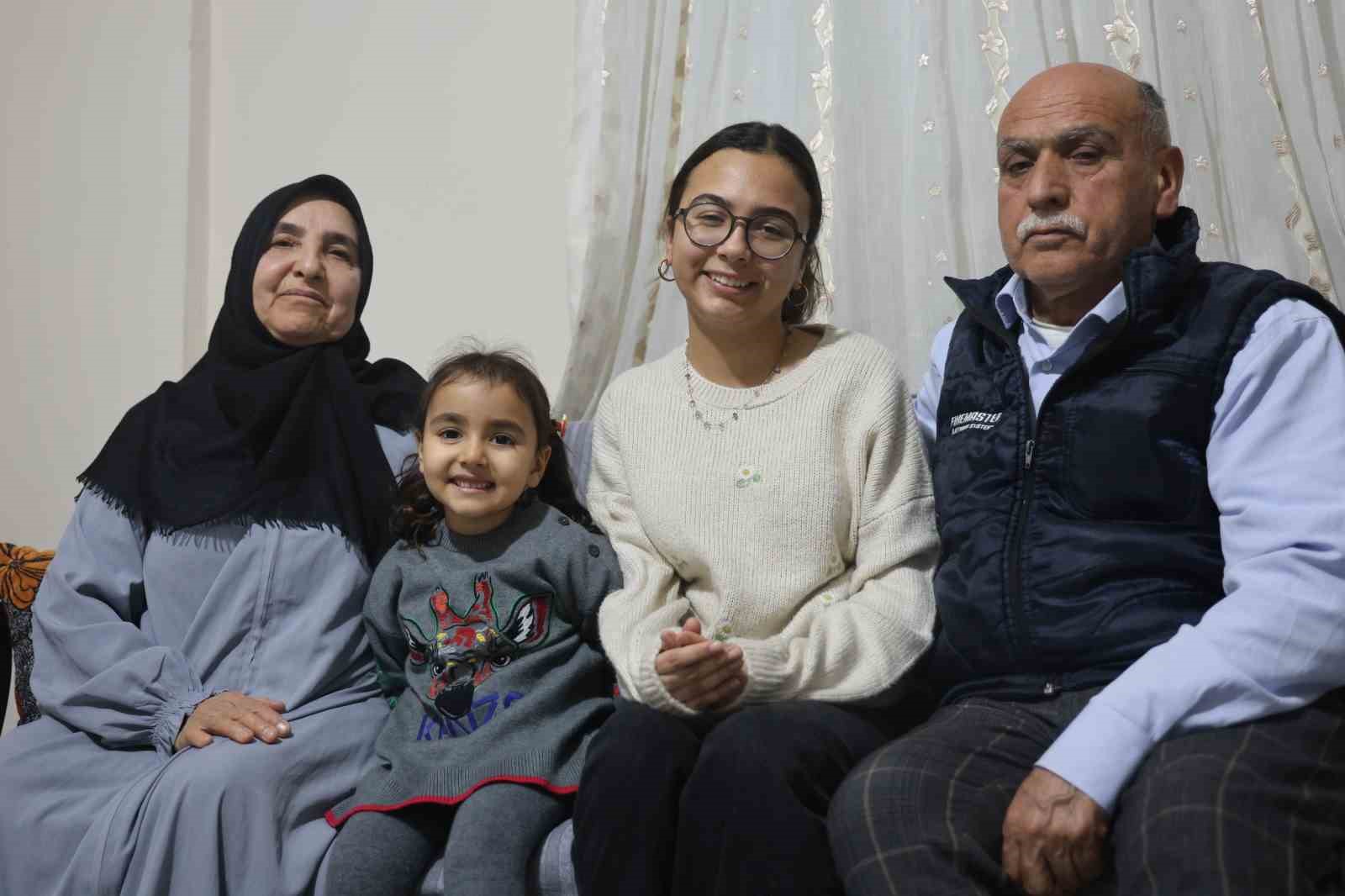 Depremde 3 evladını kaybeden acılı anne, çocuklarının kendine emaneti olan torunlarıyla hayata tutundu
