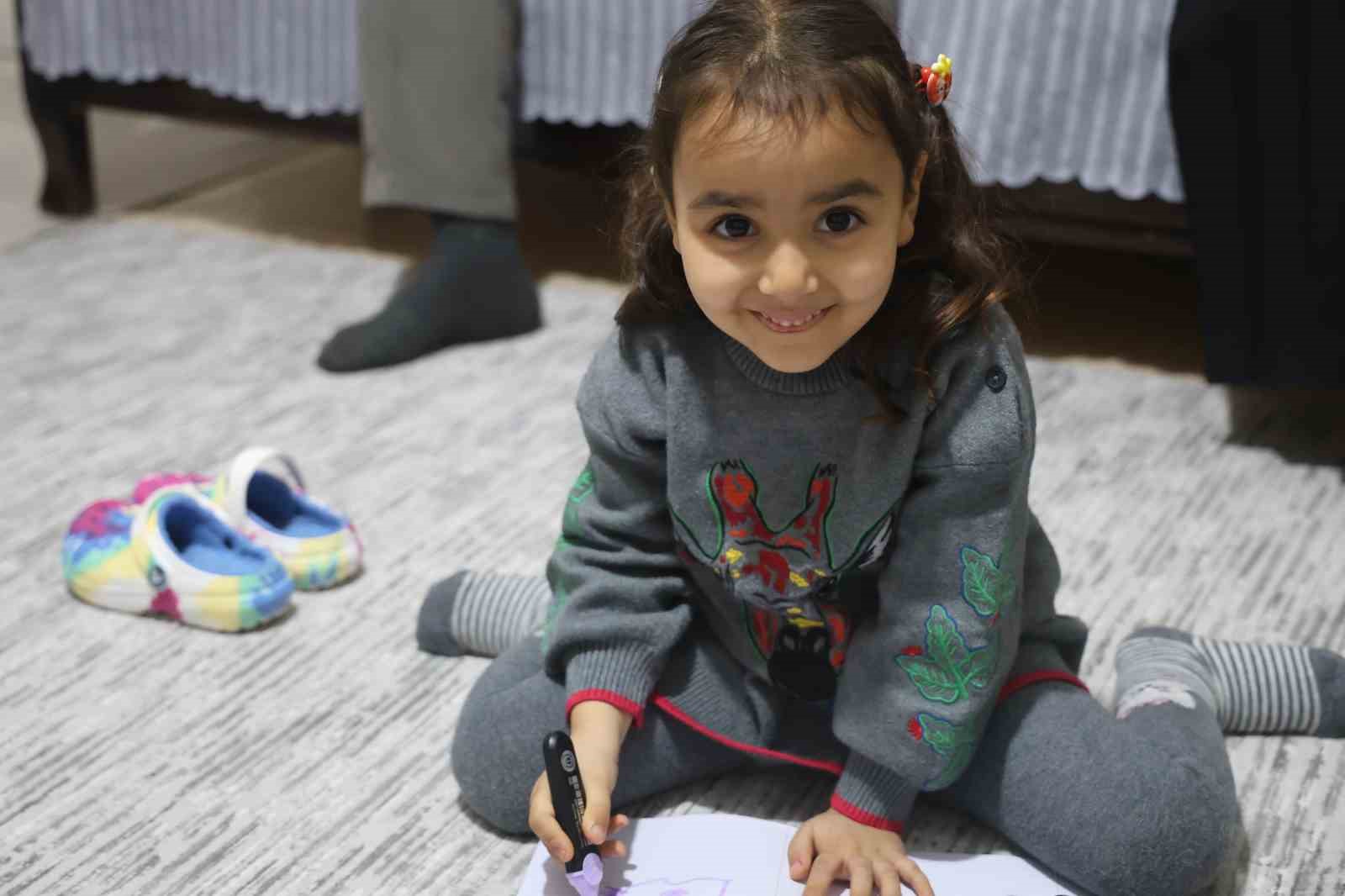 Depremde 3 evladını kaybeden acılı anne, çocuklarının kendine emaneti olan torunlarıyla hayata tutundu
