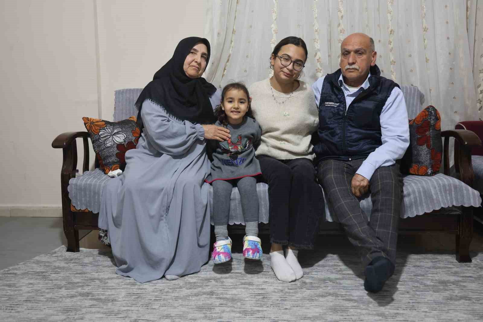 Depremde 3 evladını kaybeden acılı anne, çocuklarının kendine emaneti olan torunlarıyla hayata tutundu
