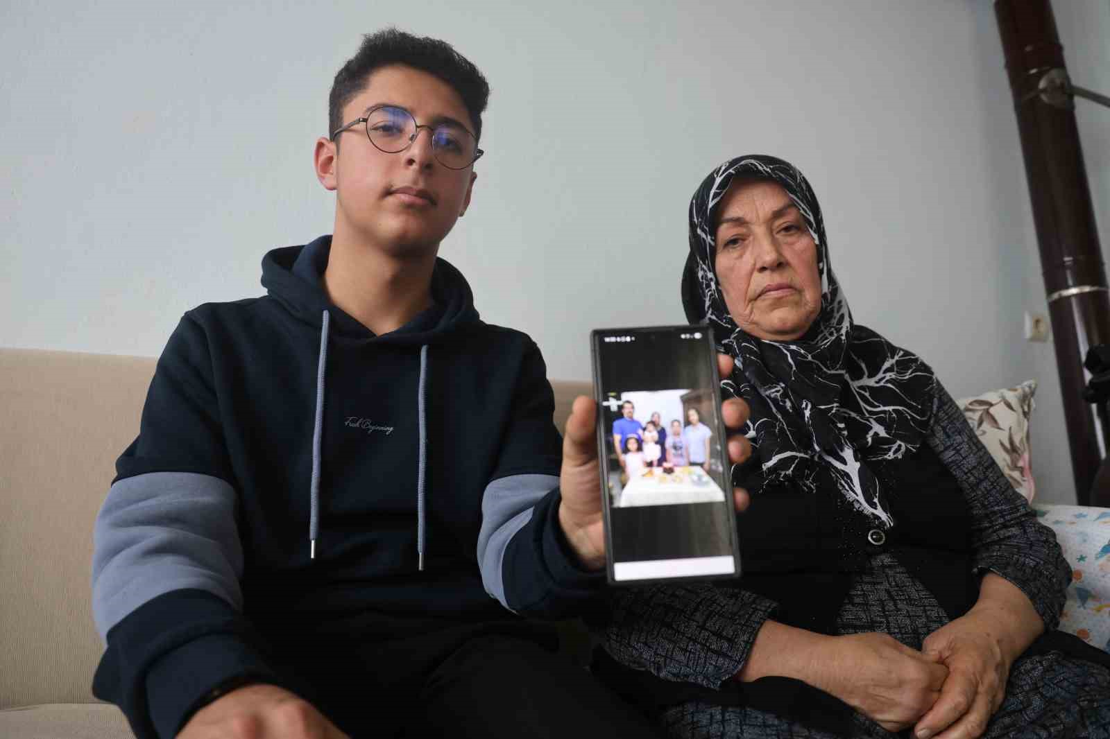 Depremde 3 kardeşini, annesini ve babasını kaybeden Furkan aile fotoğrafından geriye tek kaldı
Depremde 3 kardeşini, annesini ve babasını kaybeden Furkan aile fotoğrafından geriye tek kaldı