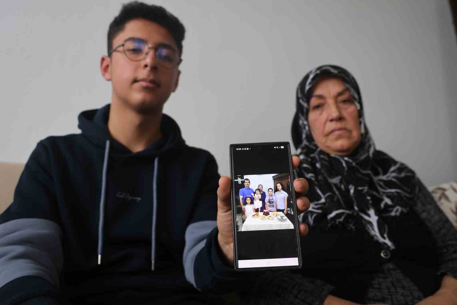 Depremde 3 kardeşini, annesini ve babasını kaybeden Furkan aile fotoğrafından geriye tek kaldı
Depremde 3 kardeşini, annesini ve babasını kaybeden Furkan aile fotoğrafından geriye tek kaldı