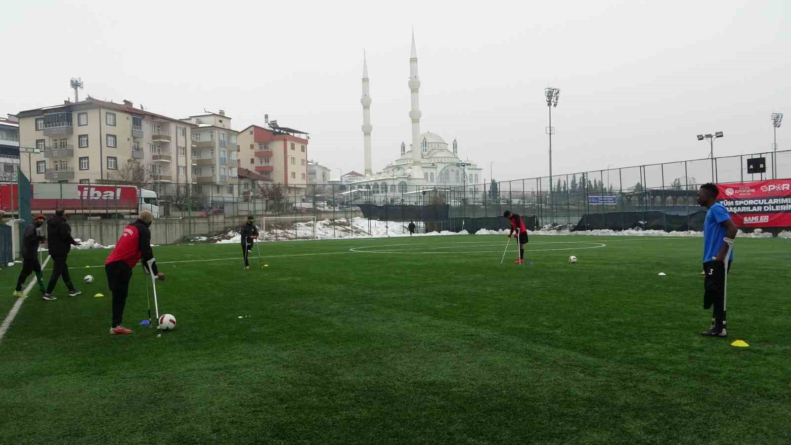 Depremde 4 futbolcusunu kaybeden Malatya ampute takımı pes etmiyor
