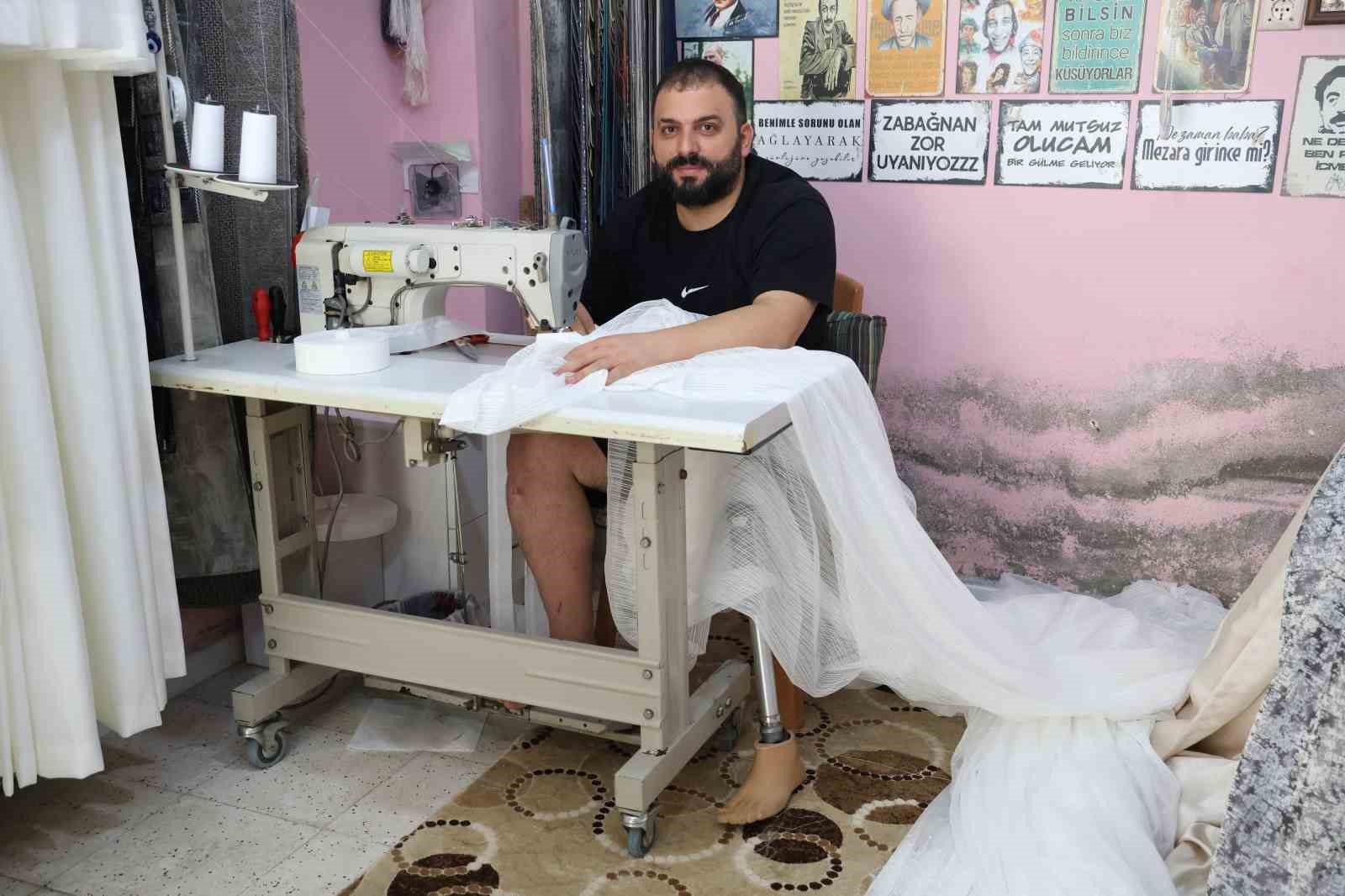 Depremde 55 saat enkaz altında kalıp bir bacağını kaybeden perdeci Ali, protez bacağıyla kendi ayakları üzerinde durmayı başardı
