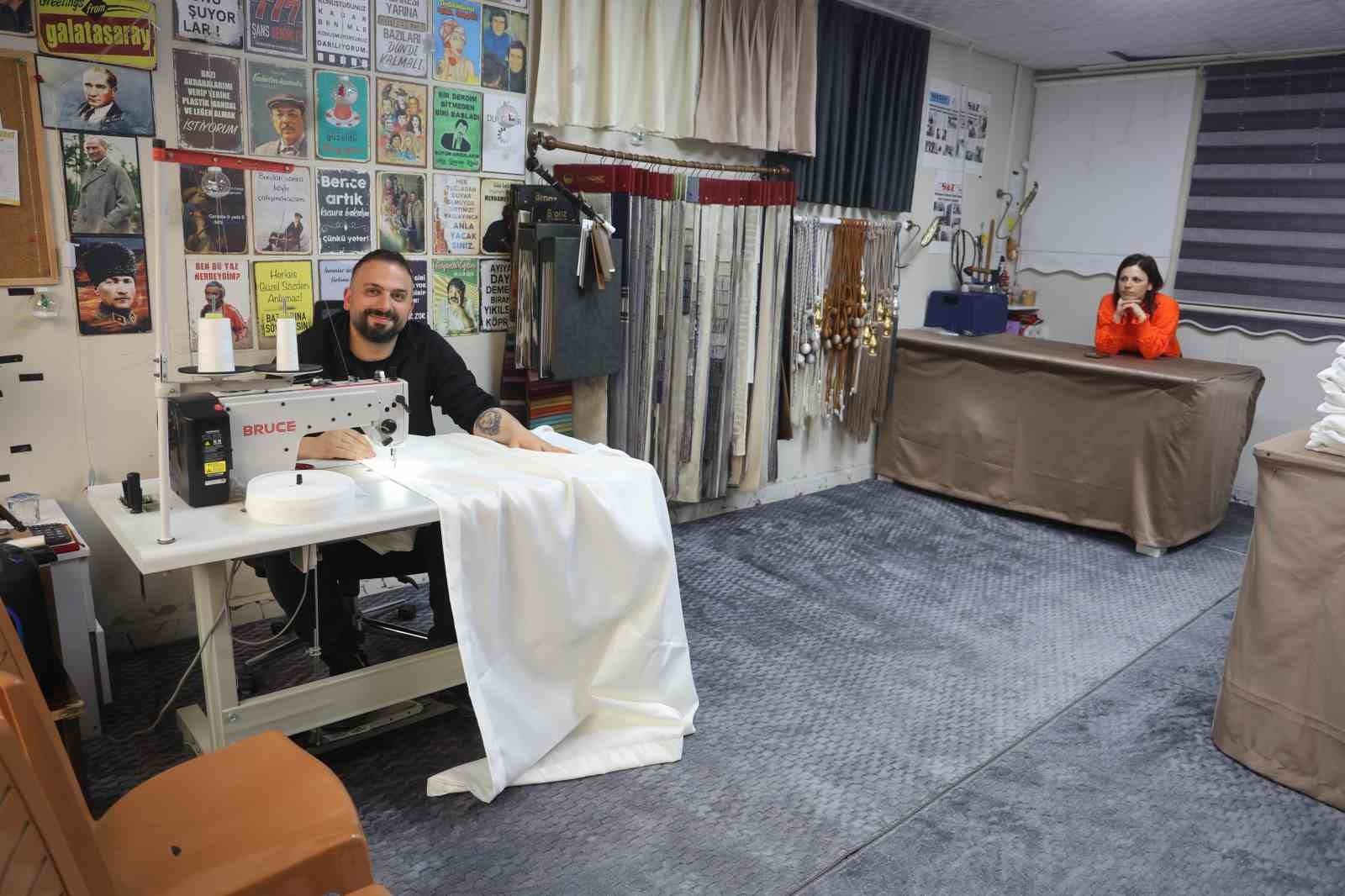 Depremde 55 saat enkaz altında kalıp bir bacağını kaybeden perdeci Ali, protez bacağıyla kendi ayakları üzerinde durmayı başardı
