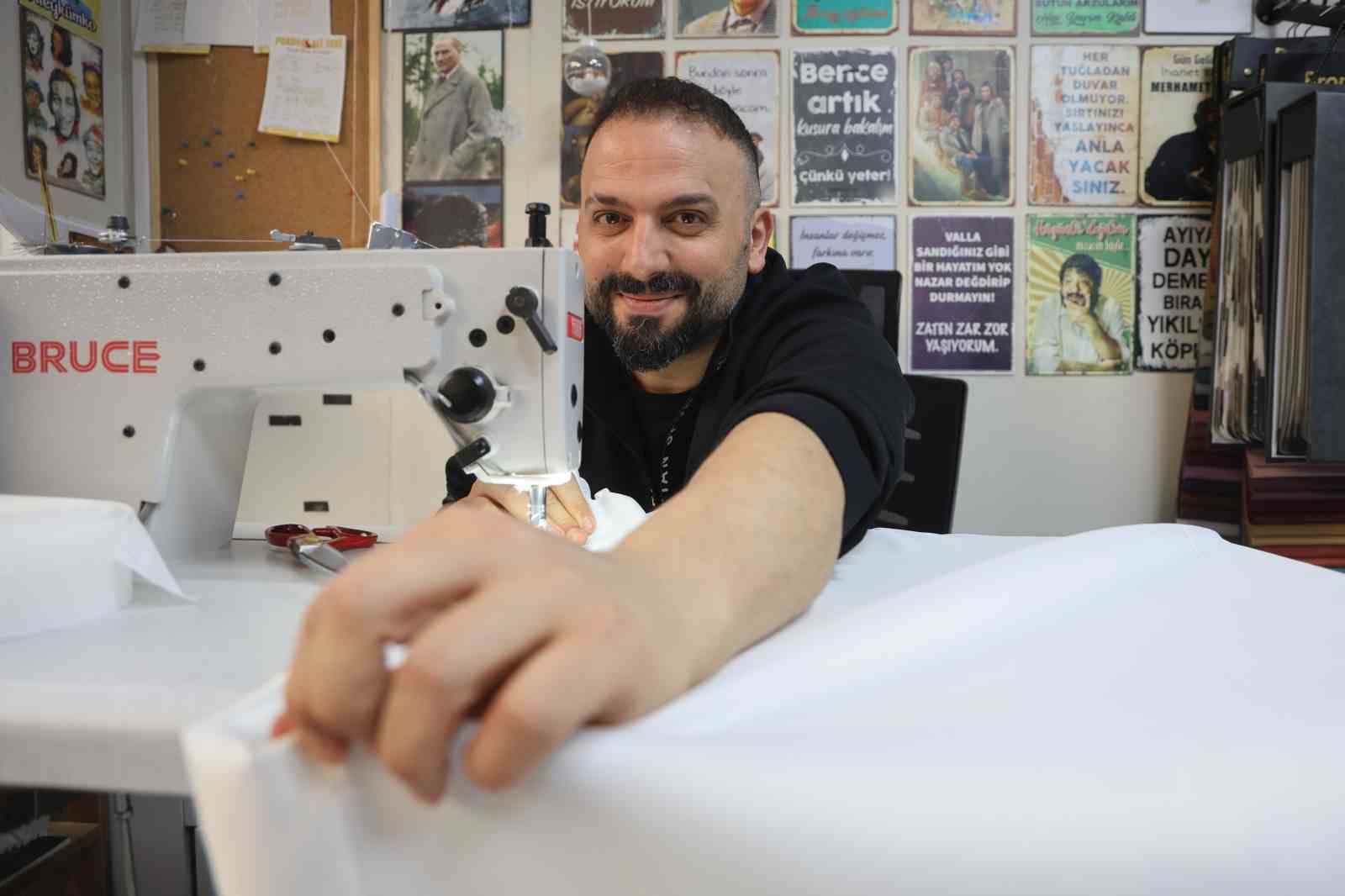 Depremde 55 saat enkaz altında kalıp bir bacağını kaybeden perdeci Ali, protez bacağıyla kendi ayakları üzerinde durmayı başardı
