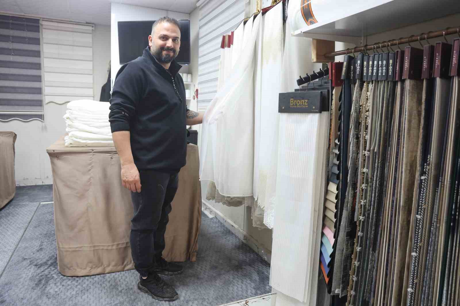 Depremde 55 saat enkaz altında kalıp bir bacağını kaybeden perdeci Ali, protez bacağıyla kendi ayakları üzerinde durmayı başardı
