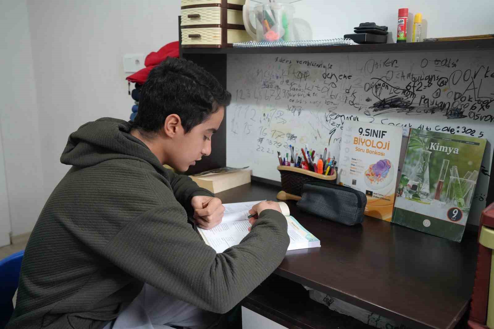 Depremde 6 kişilik aileden sadece o hayatta kaldı
