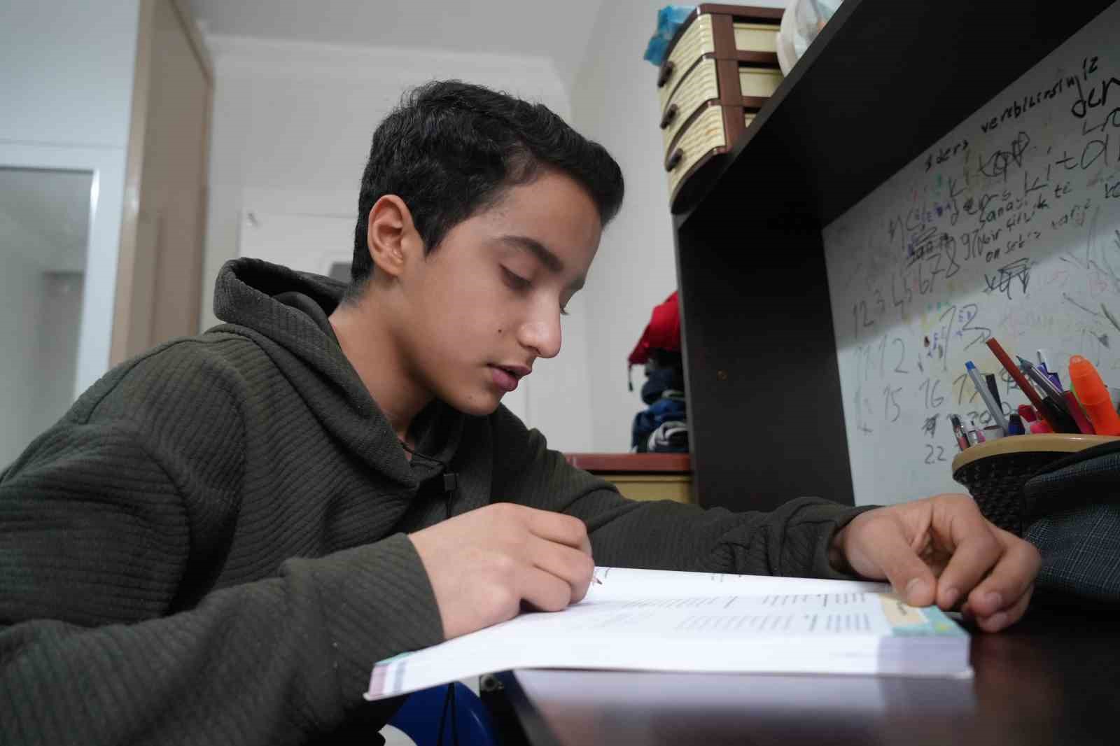 Depremde 6 kişilik aileden sadece o hayatta kaldı
