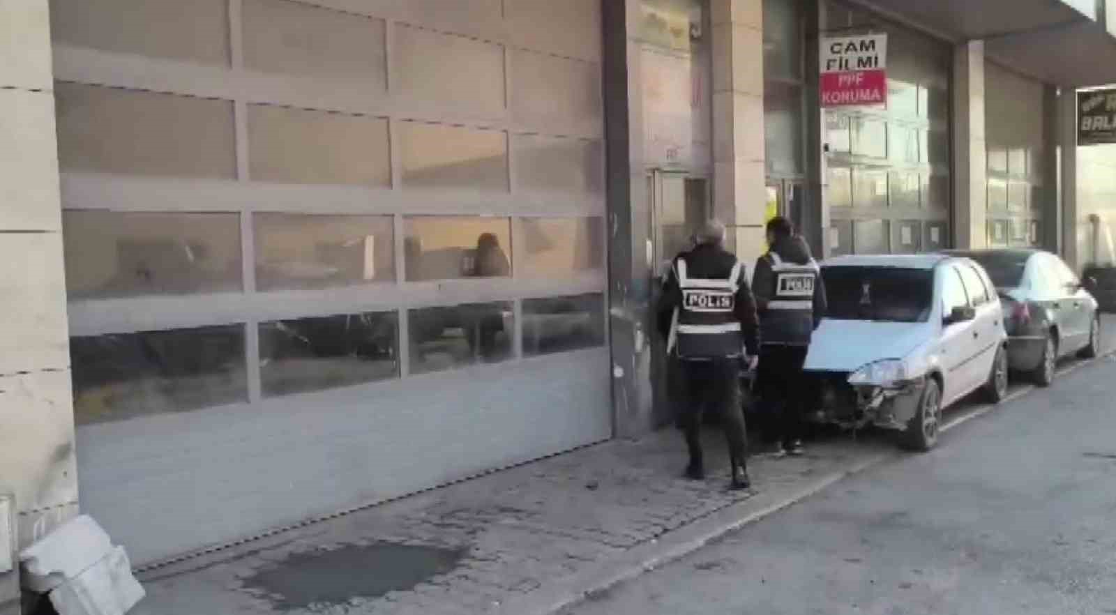 Depremde ağır hasar gören araçları ’change’ yapan çeteye operasyon: 22 tutuklama
Depremde ağır hasar gören araçları ’change’ yapan çeteye operasyon: 22 tutuklama