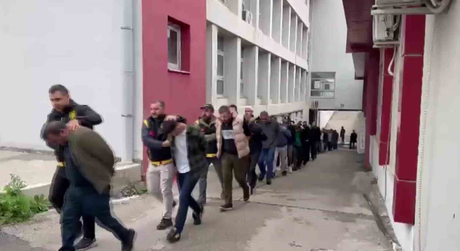 Depremde ağır hasar gören araçları ’change’ yapan çeteye operasyon: 22 tutuklama
Depremde ağır hasar gören araçları ’change’ yapan çeteye operasyon: 22 tutuklama