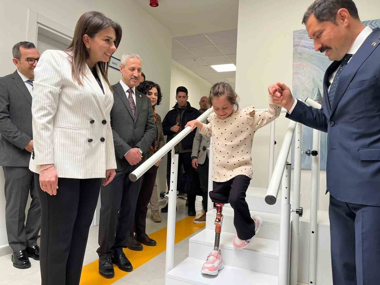 Depremde ailesini kaybeden Zeynep, Barbie’li protez bacağıyla yeni hayatına ilk adımlarını alkışlar eşliğinde attı
Depremde ailesini kaybeden Zeynep, Barbie’li protez bacağıyla yeni hayatına ilk adımlarını alkışlar eşliğinde attı