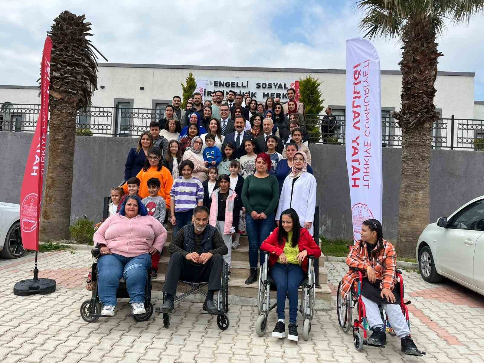 Depremde ailesini kaybeden Zeynep, Barbie’li protez bacağıyla yeni hayatına ilk adımlarını alkışlar eşliğinde attı
Depremde ailesini kaybeden Zeynep, Barbie’li protez bacağıyla yeni hayatına ilk adımlarını alkışlar eşliğinde attı