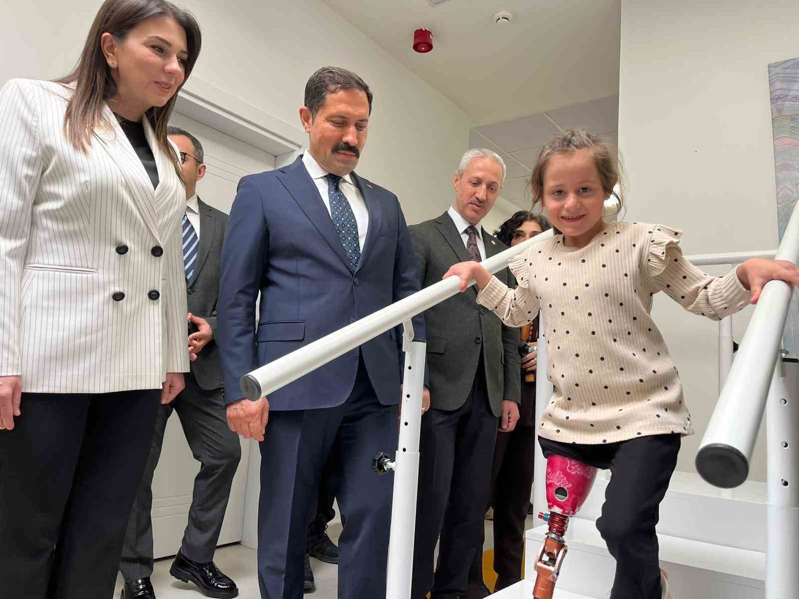 Depremde ailesini kaybeden Zeynep, Barbie’li protez bacağıyla yeni hayatına ilk adımlarını alkışlar eşliğinde attı
Depremde ailesini kaybeden Zeynep, Barbie’li protez bacağıyla yeni hayatına ilk adımlarını alkışlar eşliğinde attı