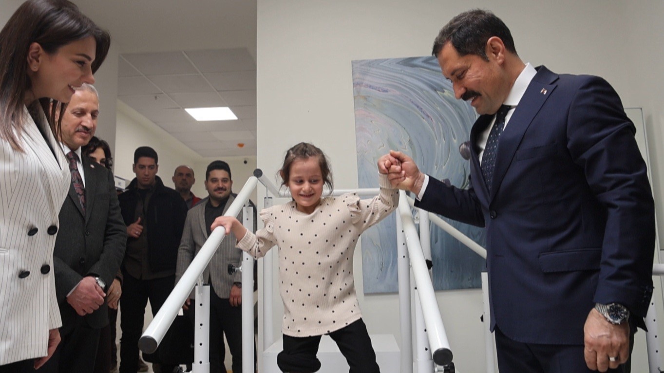 Depremde ailesini kaybeden Zeynep, Barbie’li protez bacağıyla yeni hayatına ilk adımlarını alkışlar eşliğinde attı
Depremde ailesini kaybeden Zeynep, Barbie’li protez bacağıyla yeni hayatına ilk adımlarını alkışlar eşliğinde attı