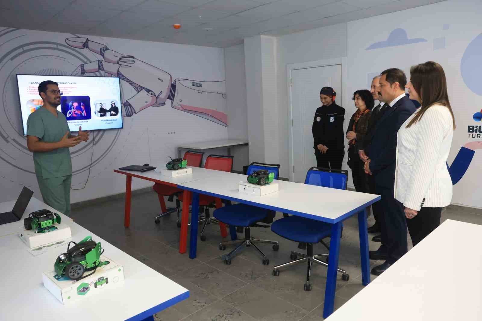 Depremde ailesini kaybeden Zeynep, Barbie’li protez bacağıyla yeni hayatına ilk adımlarını alkışlar eşliğinde attı
Depremde ailesini kaybeden Zeynep, Barbie’li protez bacağıyla yeni hayatına ilk adımlarını alkışlar eşliğinde attı