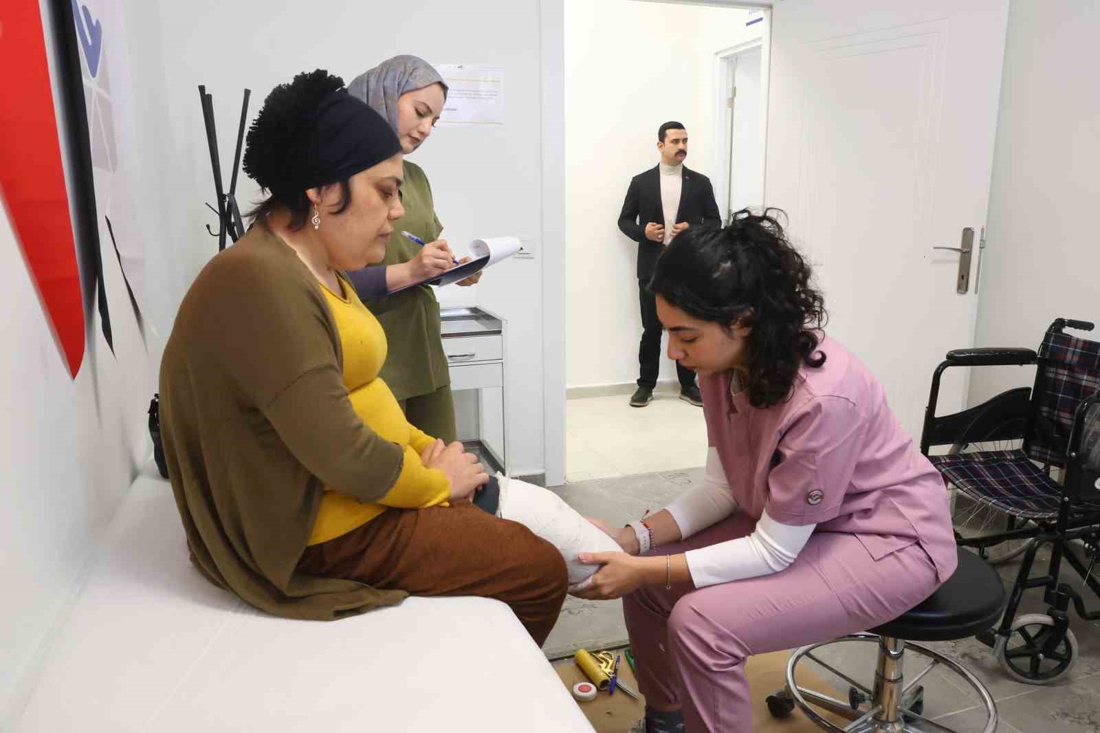 Depremde ailesini kaybeden Zeynep, Barbie’li protez bacağıyla yeni hayatına ilk adımlarını alkışlar eşliğinde attı
Depremde ailesini kaybeden Zeynep, Barbie’li protez bacağıyla yeni hayatına ilk adımlarını alkışlar eşliğinde attı