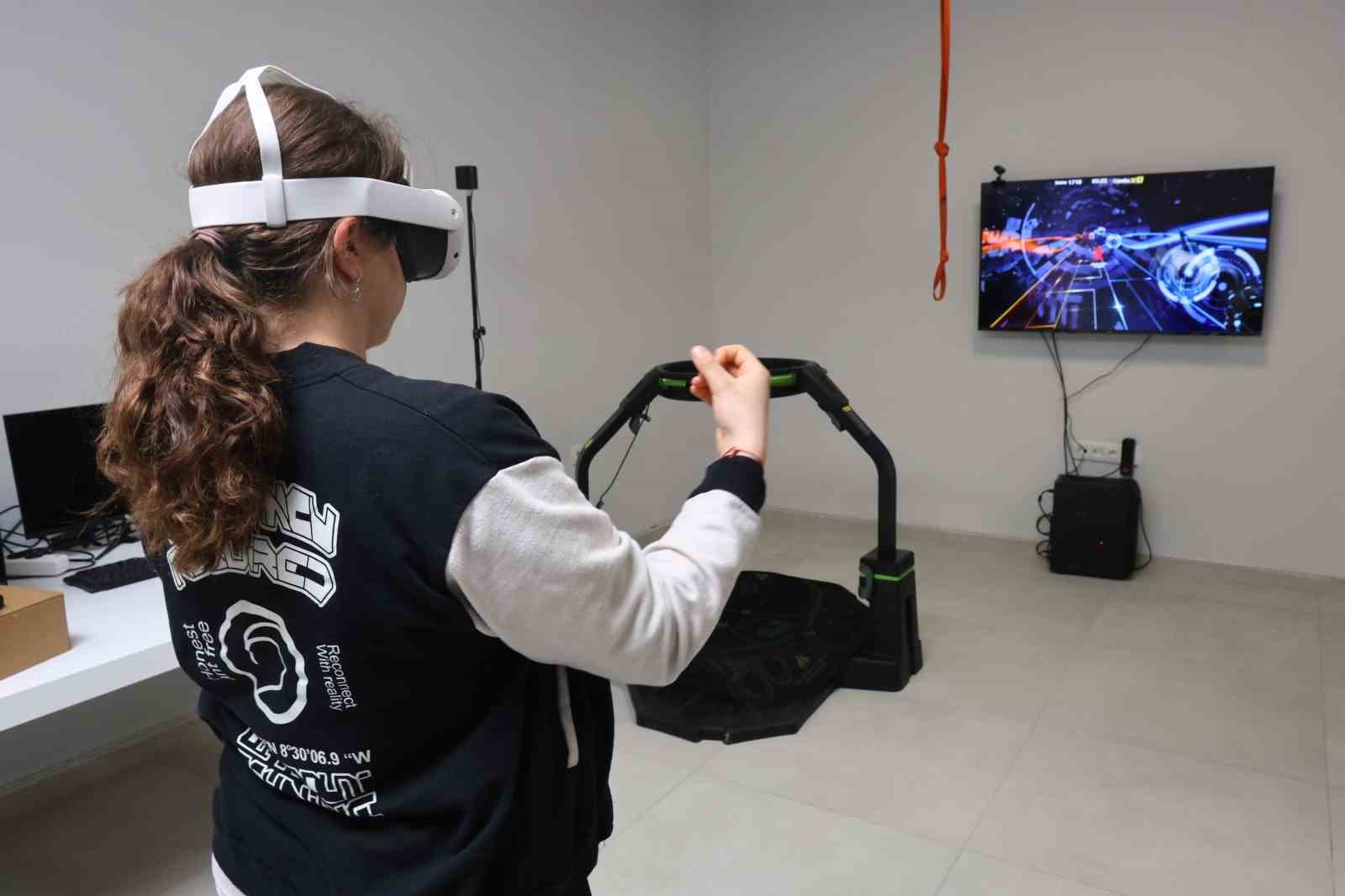 Depremde ailesini kaybeden Zeynep, Barbie’li protez bacağıyla yeni hayatına ilk adımlarını alkışlar eşliğinde attı
Depremde ailesini kaybeden Zeynep, Barbie’li protez bacağıyla yeni hayatına ilk adımlarını alkışlar eşliğinde attı