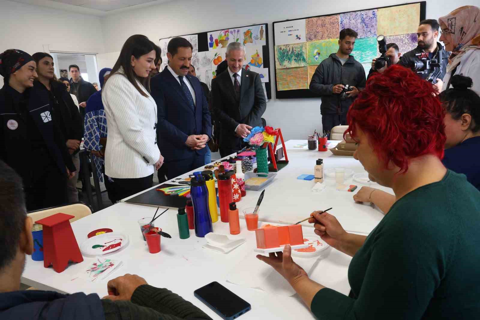 Depremde ailesini kaybeden Zeynep, Barbie’li protez bacağıyla yeni hayatına ilk adımlarını alkışlar eşliğinde attı
Depremde ailesini kaybeden Zeynep, Barbie’li protez bacağıyla yeni hayatına ilk adımlarını alkışlar eşliğinde attı