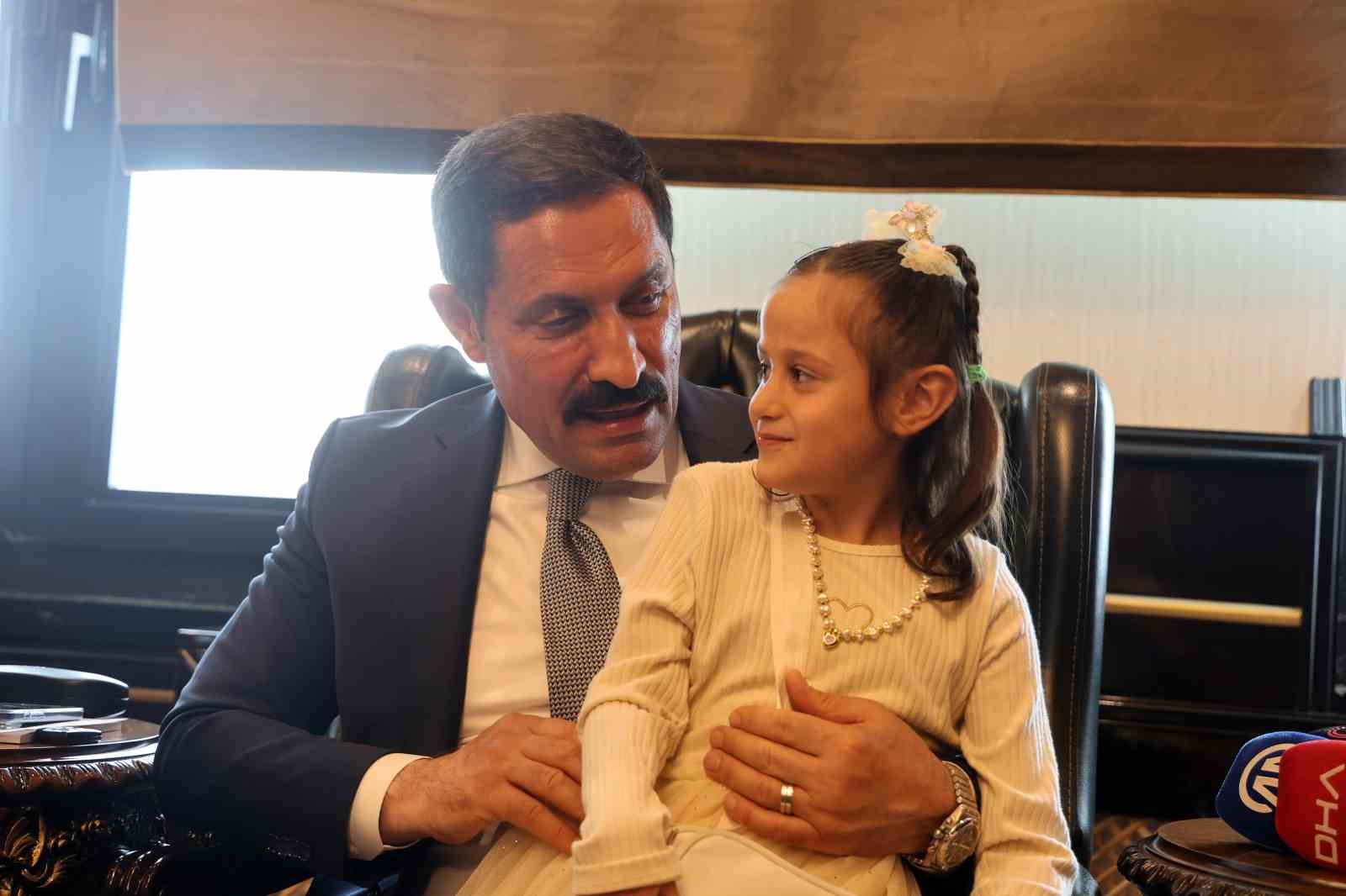 Depremde ailesini ve bacağını kaybeden küçük kızın çizdiği resimdeki protez bacak detayı duygulandırdı
