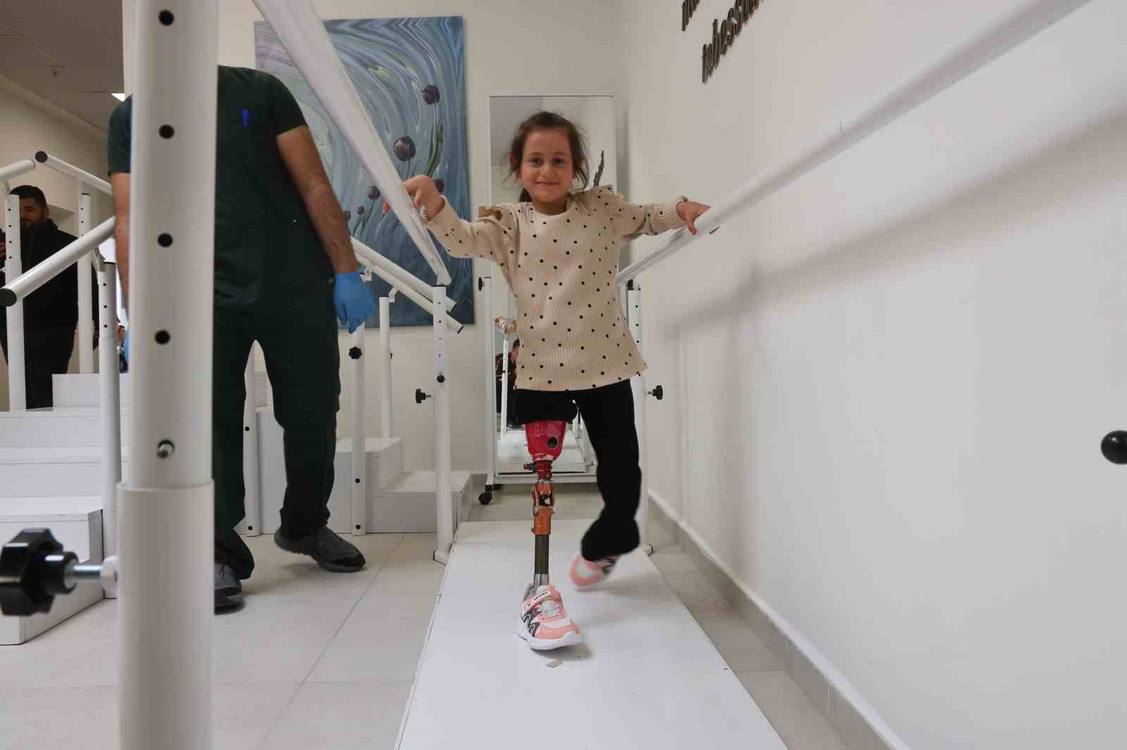 Depremde ailesini ve bacağını kaybeden küçük kızın çizdiği resimdeki protez bacak detayı duygulandırdı
