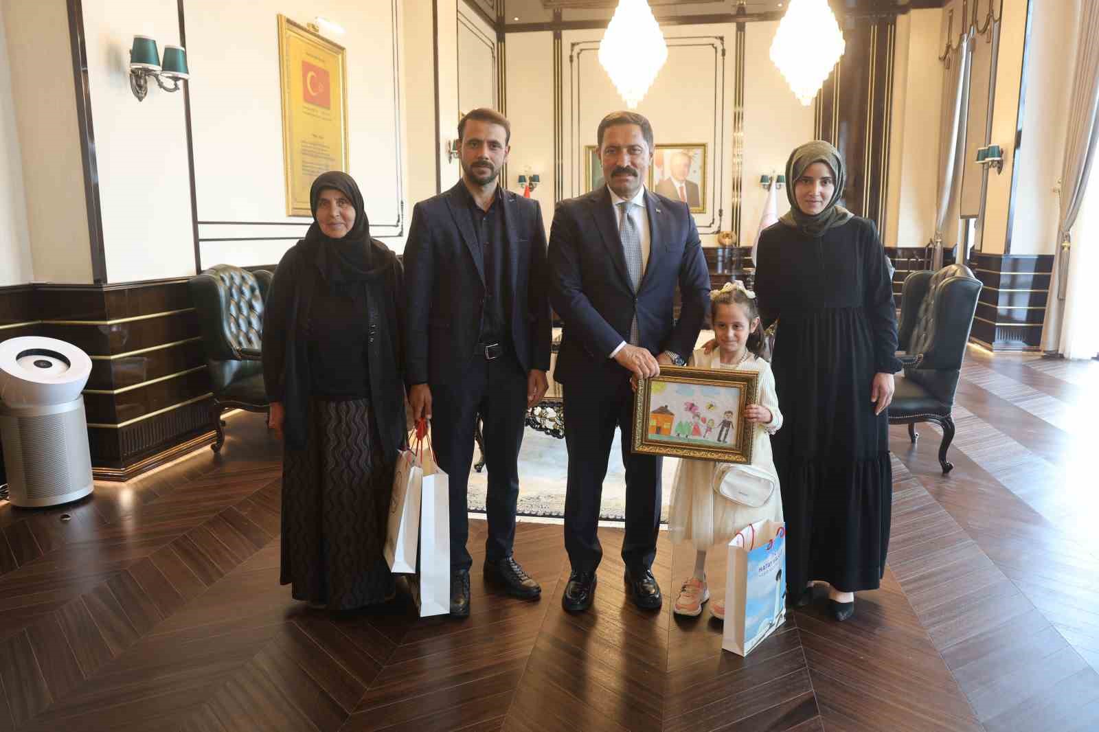 Depremde ailesini ve bacağını kaybeden küçük kızın çizdiği resimdeki protez bacak detayı duygulandırdı
