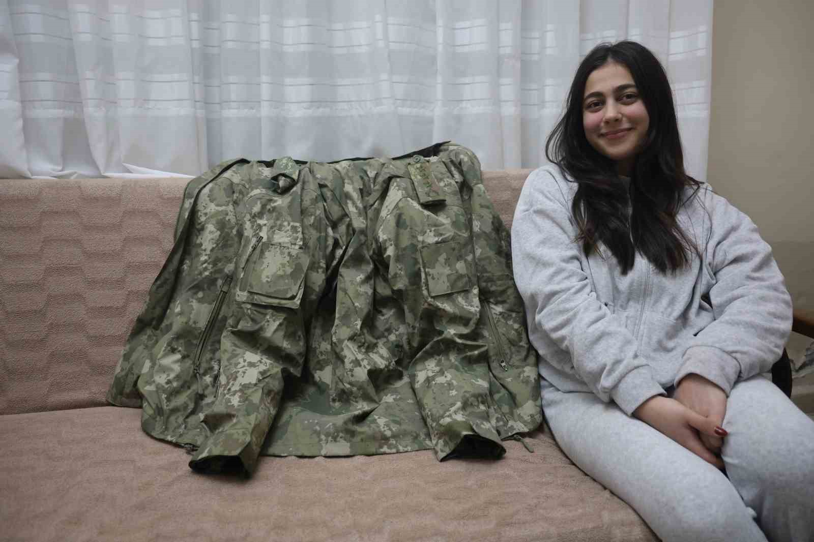 Depremde annesini ve ağabeyini enkazdan kurtaran askerin üşümesin diye kendisine verdiği montu geri verebilmek için 3 yıldır özenle saklıyor
