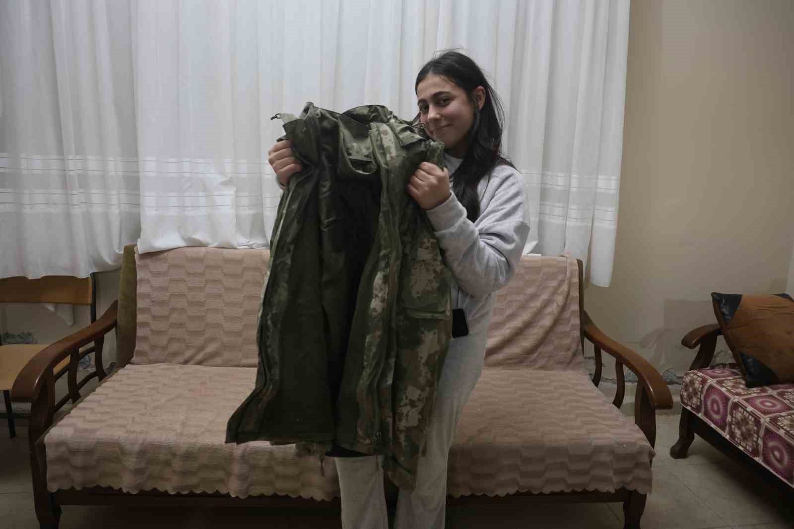 Depremde annesini ve ağabeyini enkazdan kurtaran askerin üşümesin diye kendisine verdiği montu geri verebilmek için 3 yıldır özenle saklıyor
