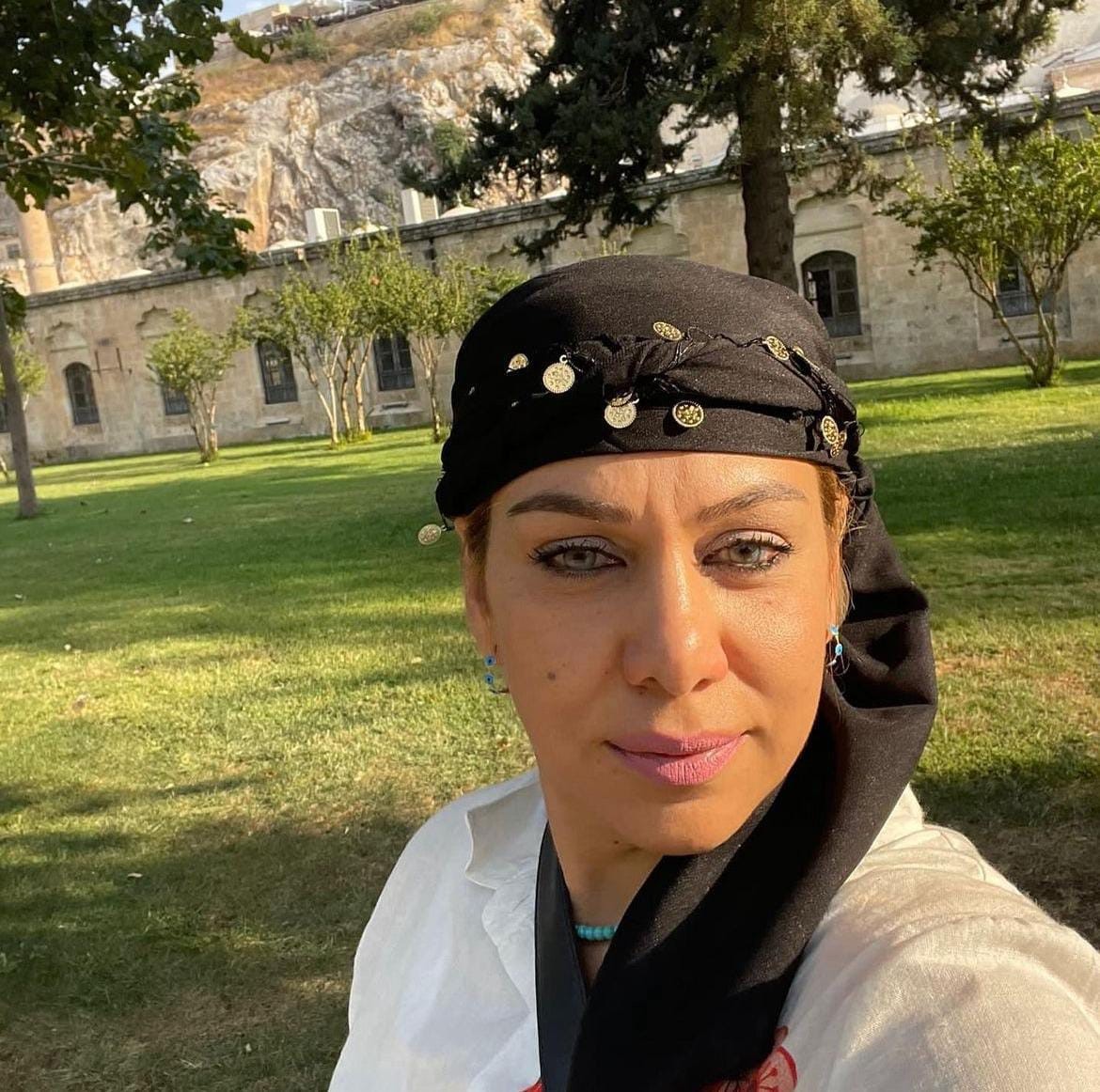 Depremde annesini ve ağabeyini enkazdan kurtaran askerin üşümesin diye kendisine verdiği montu geri verebilmek için 3 yıldır özenle saklıyor
