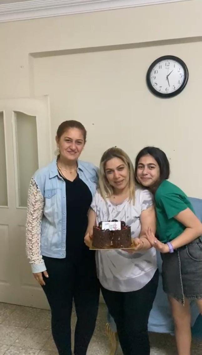 Depremde annesini ve ağabeyini enkazdan kurtaran askerin üşümesin diye kendisine verdiği montu geri verebilmek için 3 yıldır özenle saklıyor
