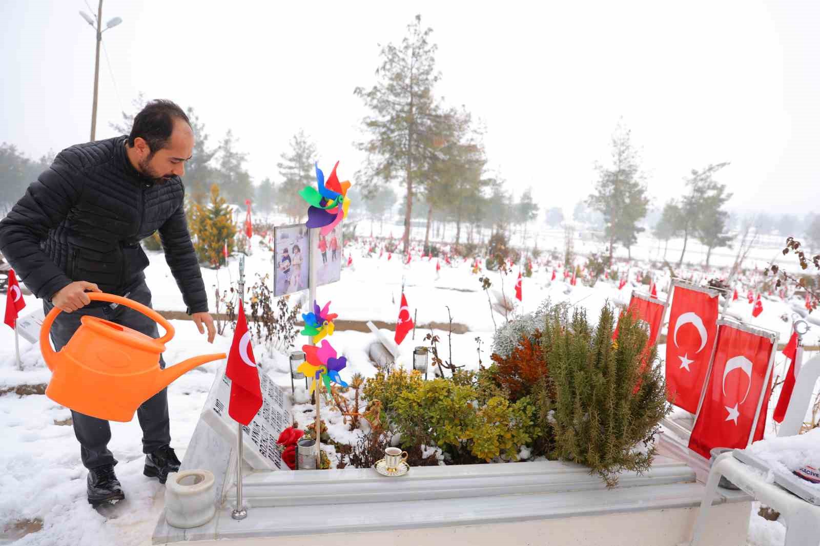 Depremde eşi ve 2 çocuğunu kaybeden baba: "Bir acının bekçisi oldum, varken kıymet bilin"
