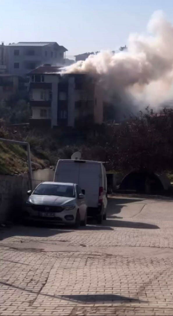 Depremde eşini ve evladını kaybeden kadın, ikinci kez felaketi yaşadığı yangında tüm birikimini ve yuvasını kaybetti
