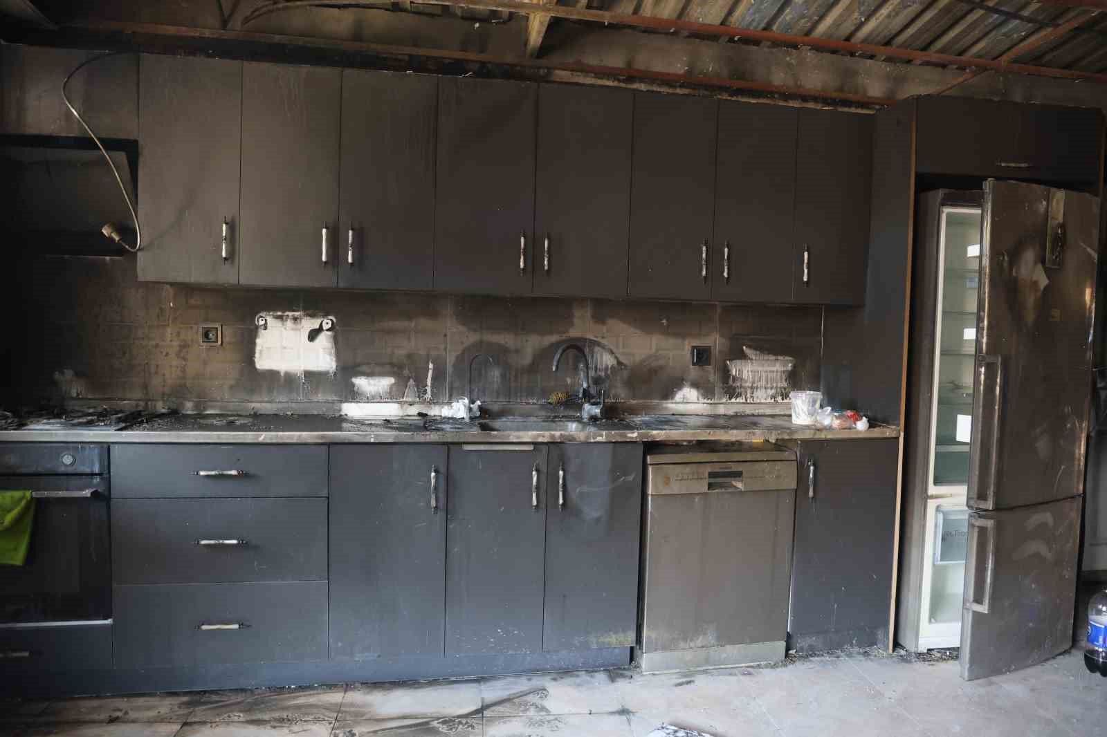 Depremde evi yıkılan aile yangınla ikinci kez yuvasız kaldı
