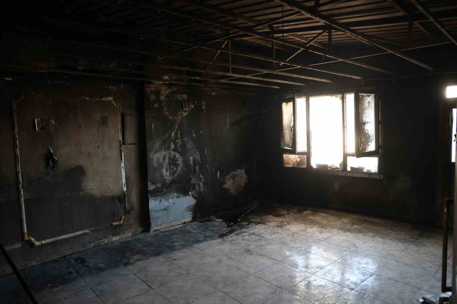 Depremde evi yıkılan aile yangınla ikinci kez yuvasız kaldı
