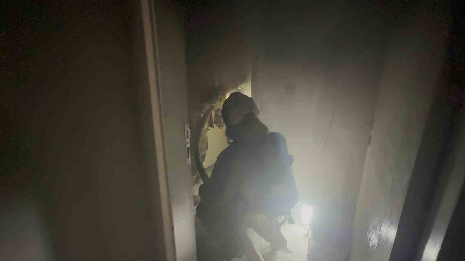 Depremde evi yıkılan ailenin yeni yuvası alev alev yandı
