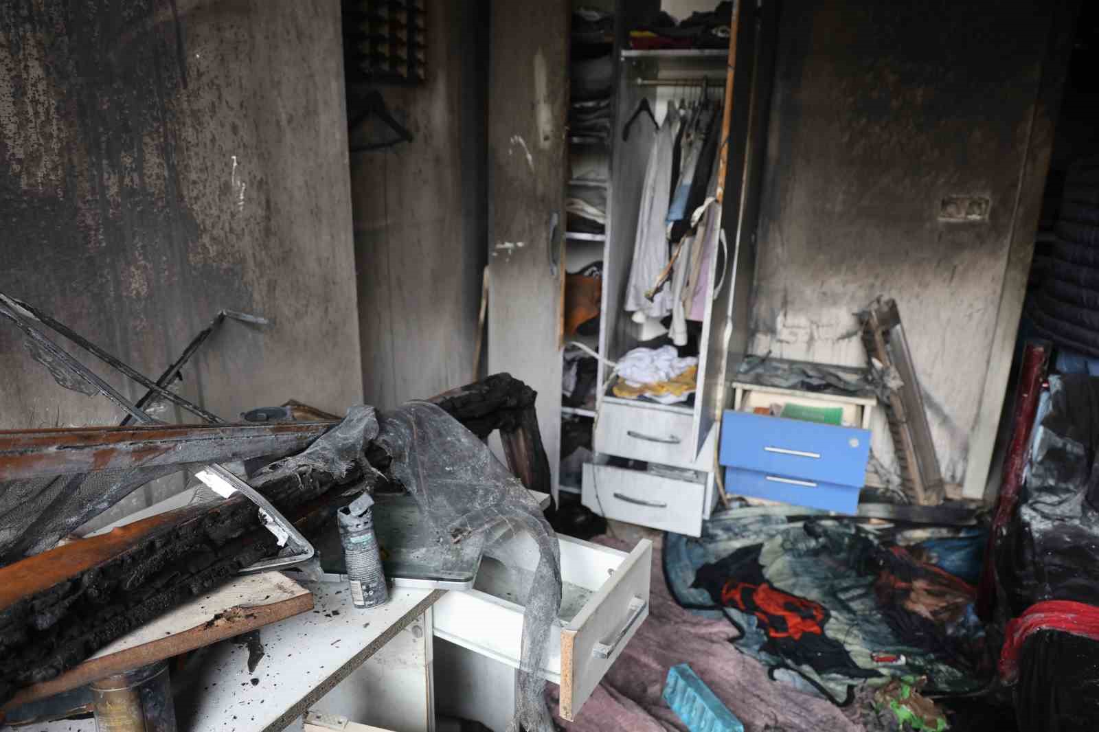 Depremde evi yıkılan ailenin yeni yuvası alev alev yandı
